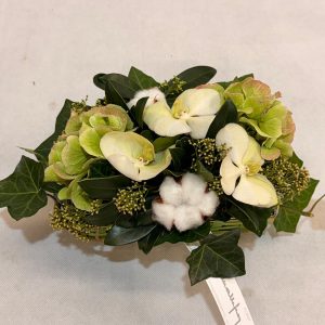 Bloemstuk Allerheiligen orchidee en katoen